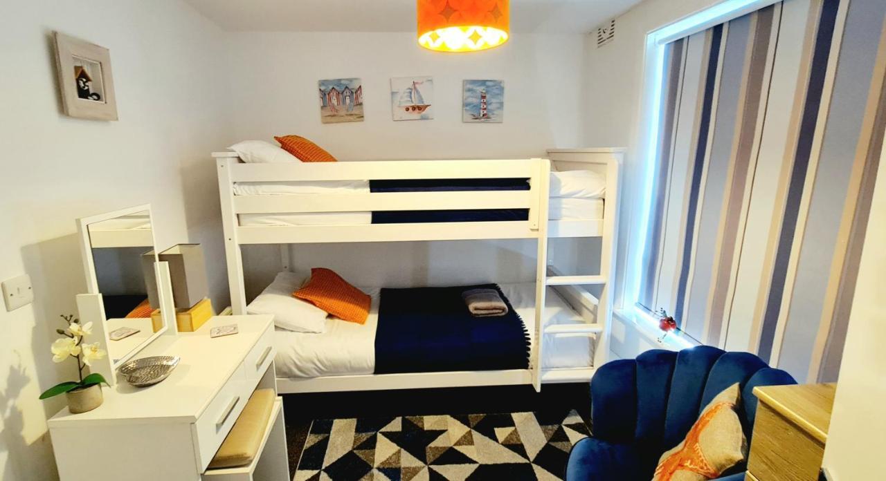 Apartment Sea Breeze, 2 Bdr With En-suites, Private Parking, Internet- Sleeps 4 Ppl