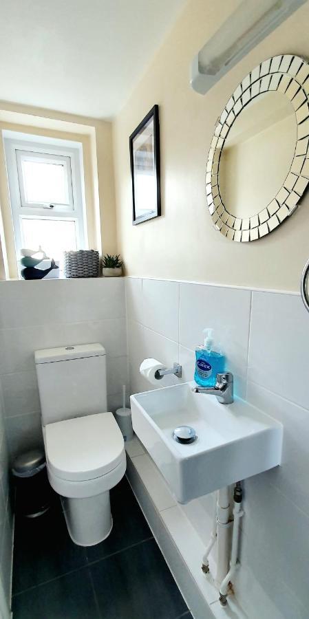 Sea Breeze, 2 Bdr With En-suites, Private Parking, Internet- Sleeps 4 Ppl Bournemouth