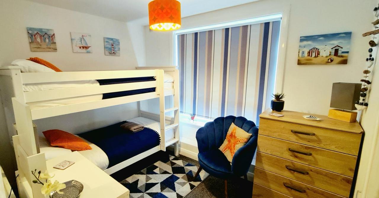 Sea Breeze, 2 Bdr With En-suites, Private Parking, Internet- Sleeps 4 Ppl Apartment