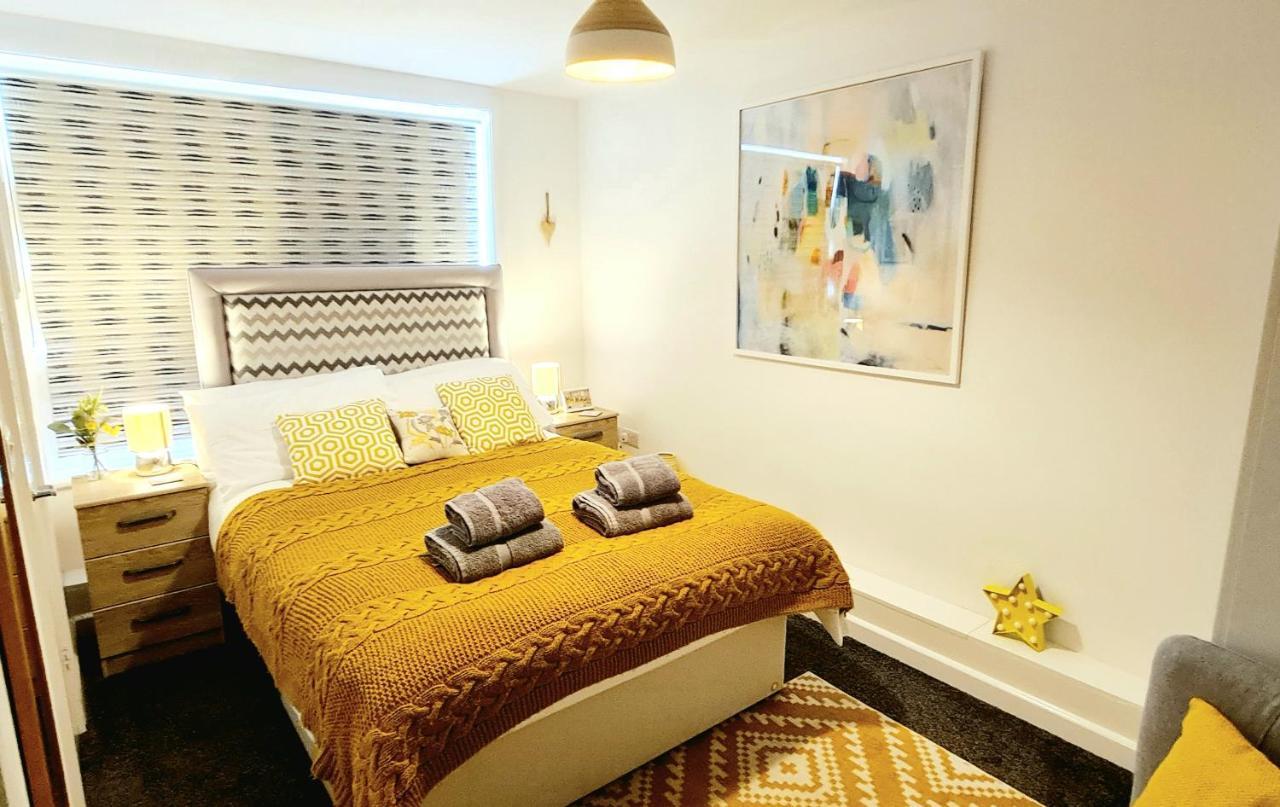 Sea Breeze, 2 Bdr With En-suites, Private Parking, Internet- Sleeps 4 Ppl Apartment
