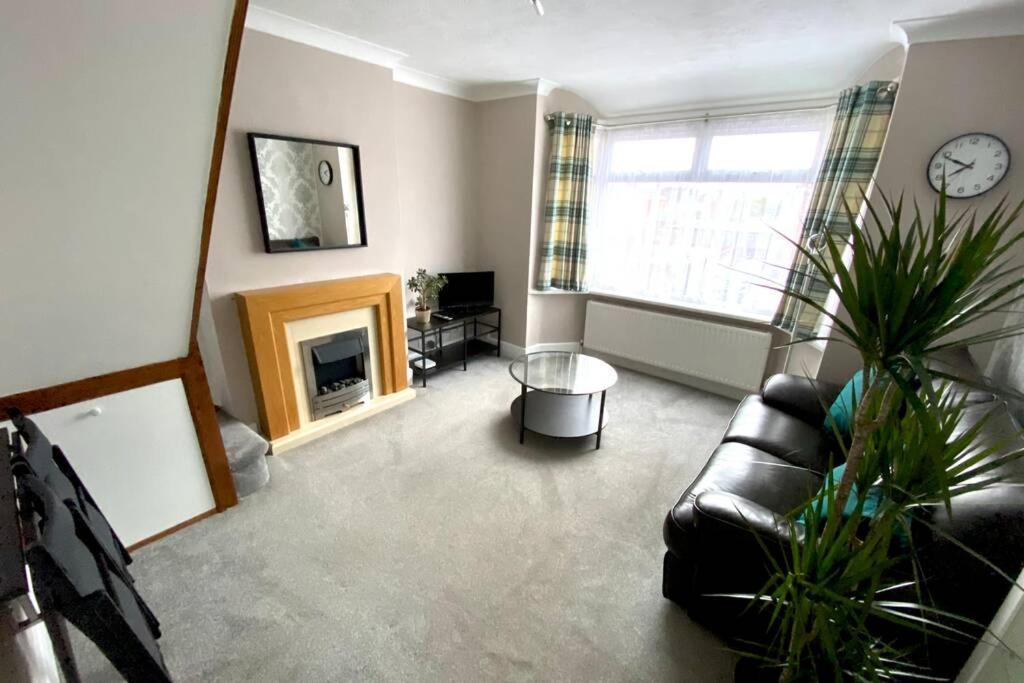 Spacious 2 Bed Sleeps 4 Near Apartment *