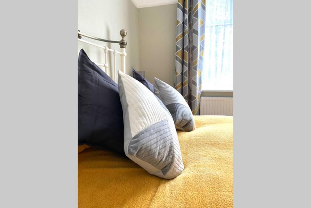 Apartment Spacious 2 Bed Sleeps 4 Near *