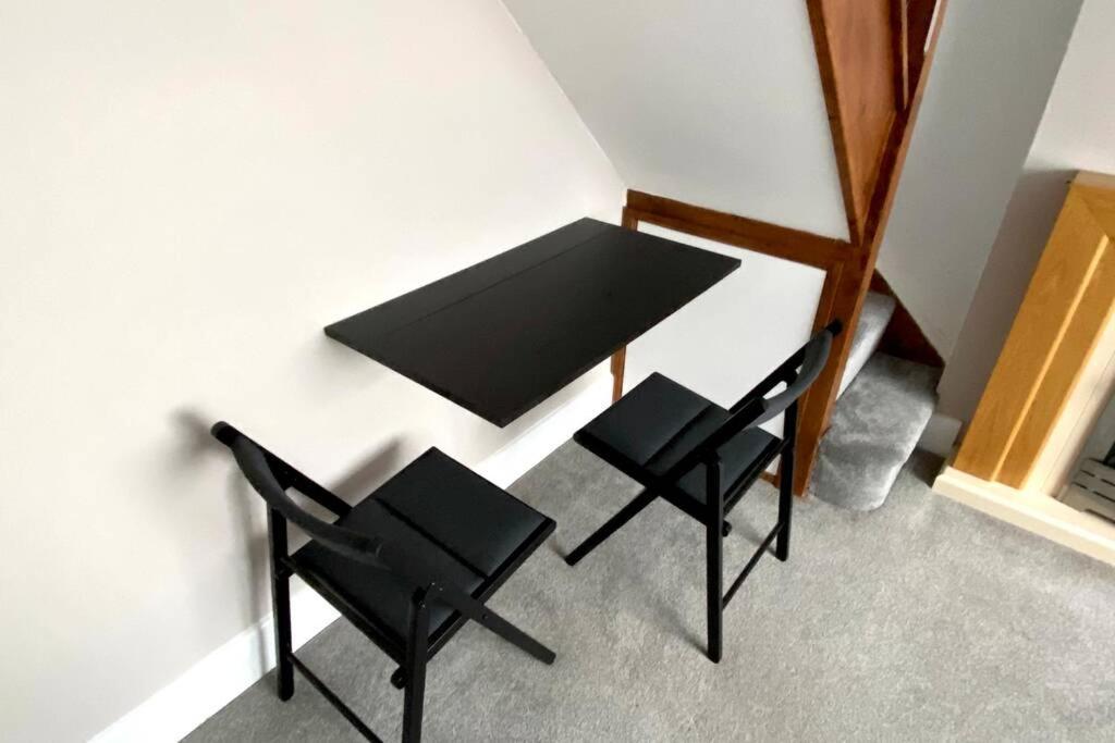 Apartment Spacious 2 Bed Sleeps 4 Near *