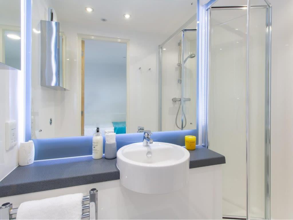Stunning Private Ensuites At Oxford Point In Close To The Bournemouth