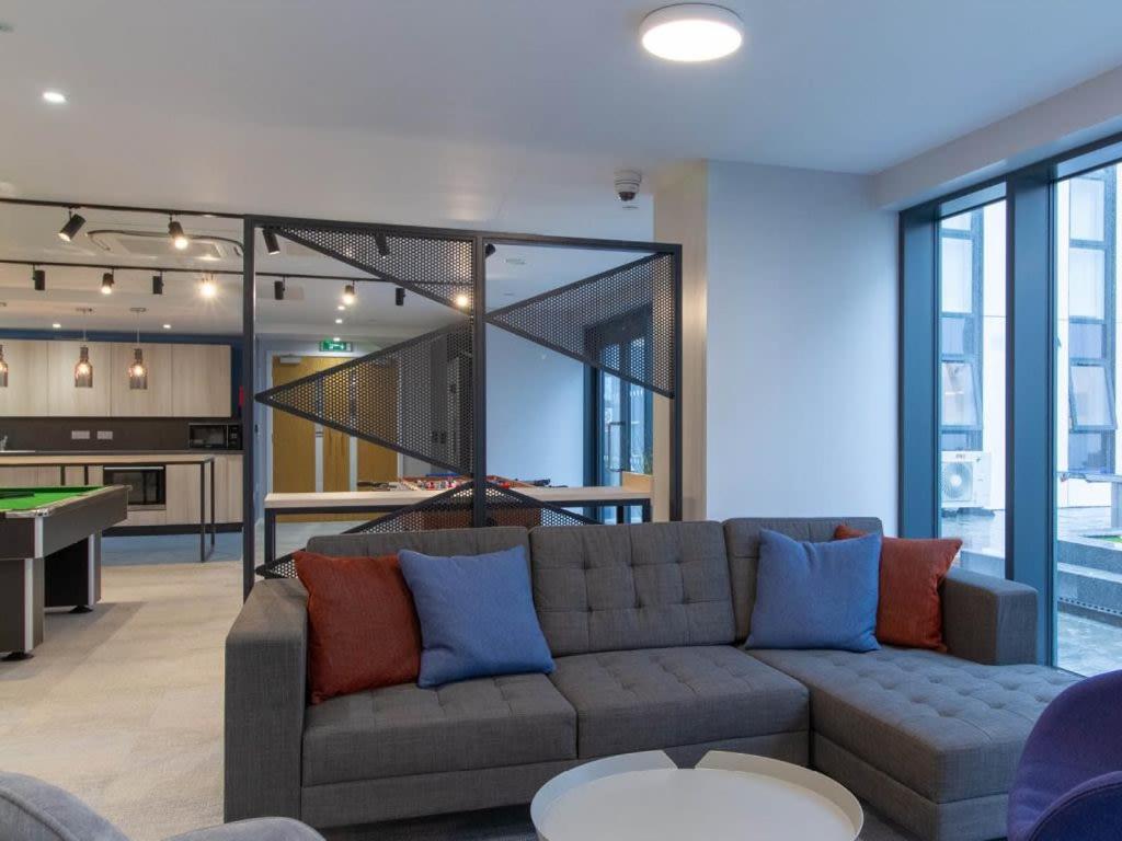 Stunning Private Ensuites At Oxford Point In Close To The *