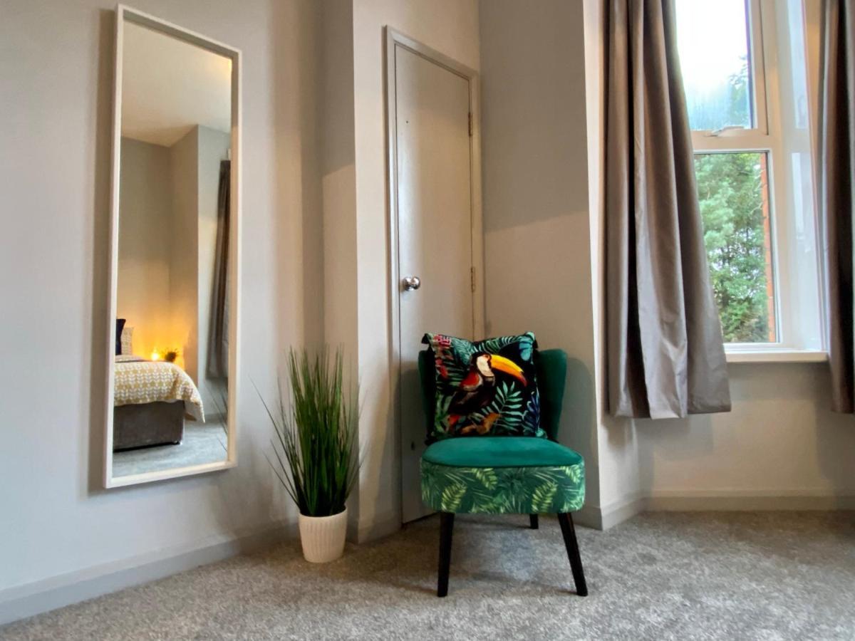 Funky Retreat: Stylish Near Apartment