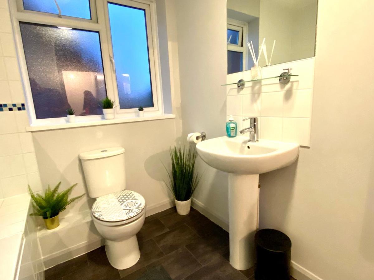 Apartment Funky Retreat: Stylish Near *