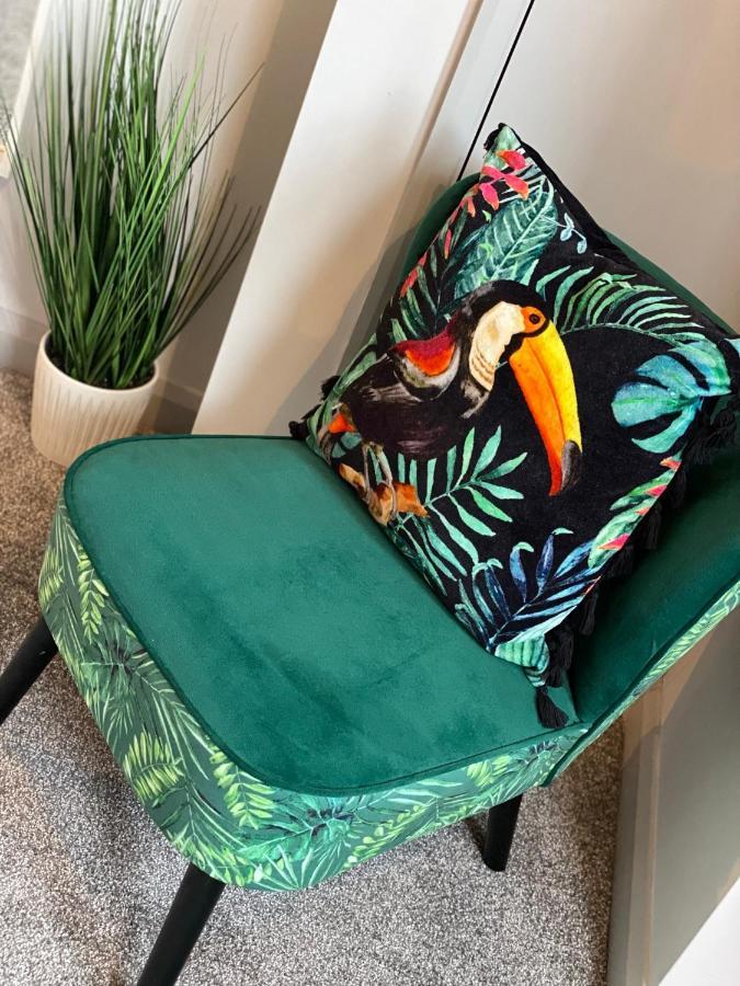 Funky Retreat: Stylish Near