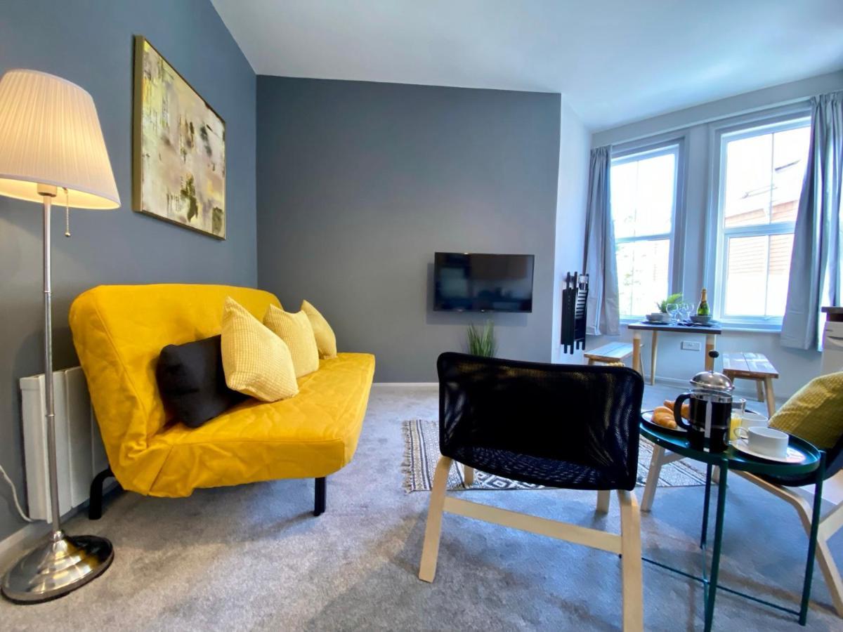 Beachside Bliss: Trendy Near Apartment *