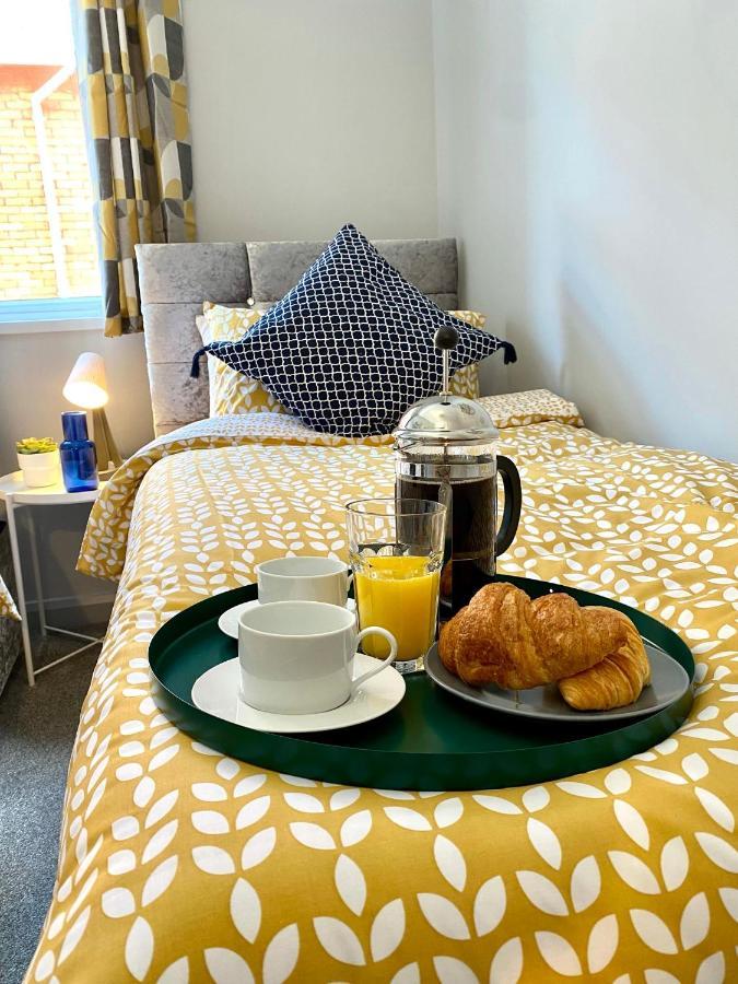 Beachside Bliss: Trendy Near Apartment *