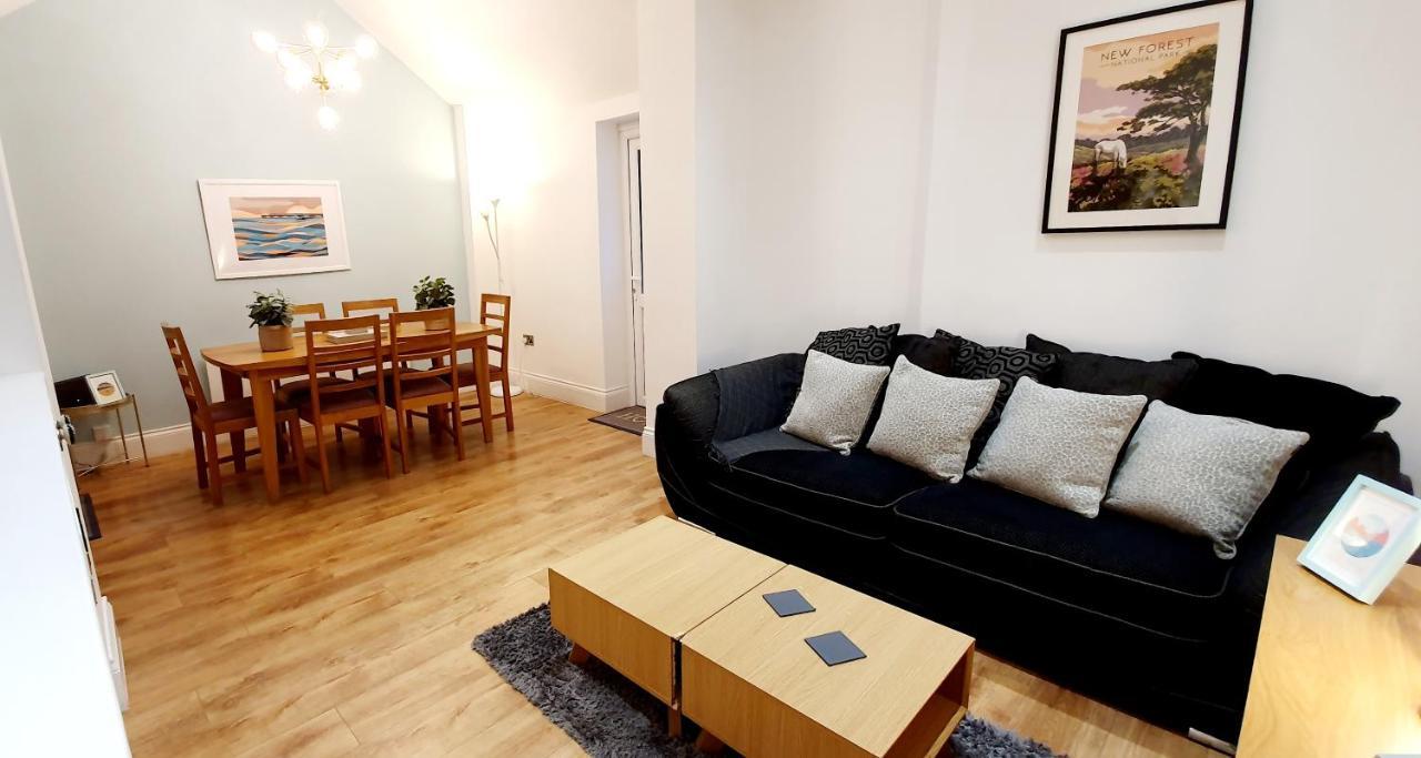Superb 2 Beds 2 Baths New W/ Garden+patio Apartment *