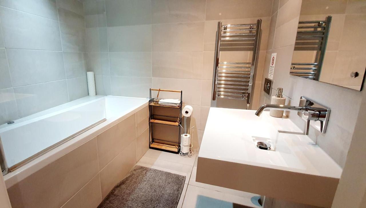 Superb 2 Beds 2 Baths New W/ Garden+patio Apartment *
