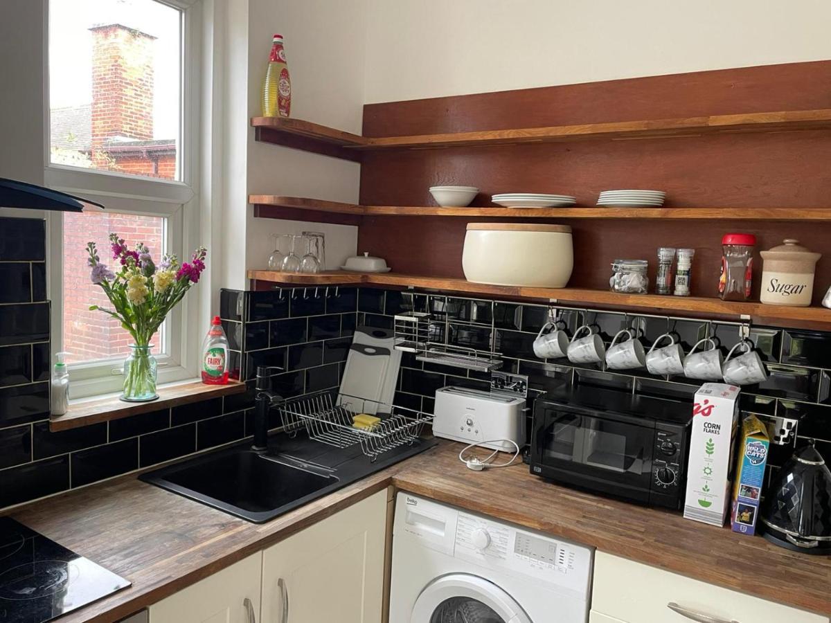 Lovely 2 Bedroom Flat Wifi Close To The