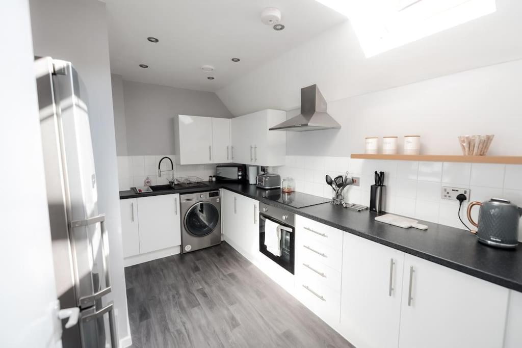 Spacious 2 Bed 800 Metres From The Apartment *