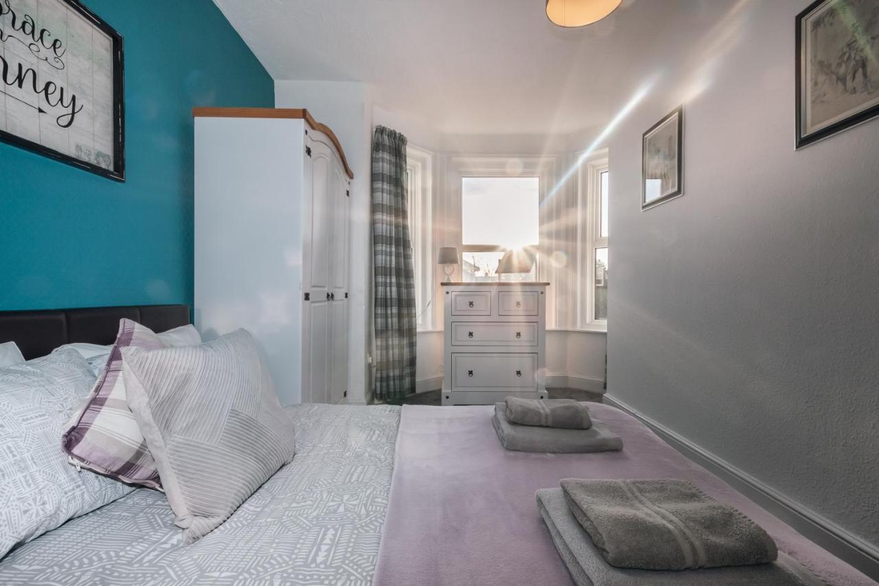 5-bedroom Kings House With Garden L Spacious L Close To The Centre L Shops L Restaurants Holiday home *