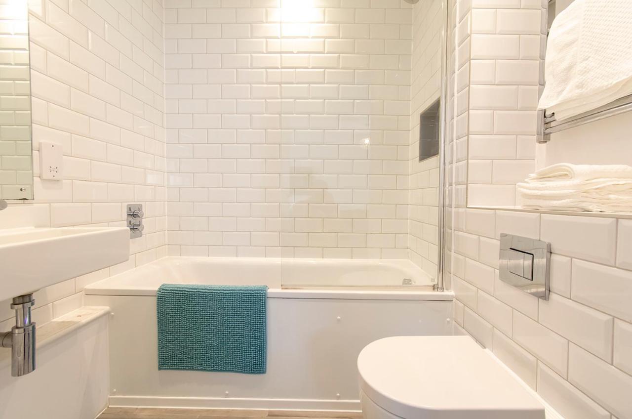 Modern 1 Bed Flat 2 Mins Walk From Restaurants Bars Clubs & Beach! Wow! Apartment