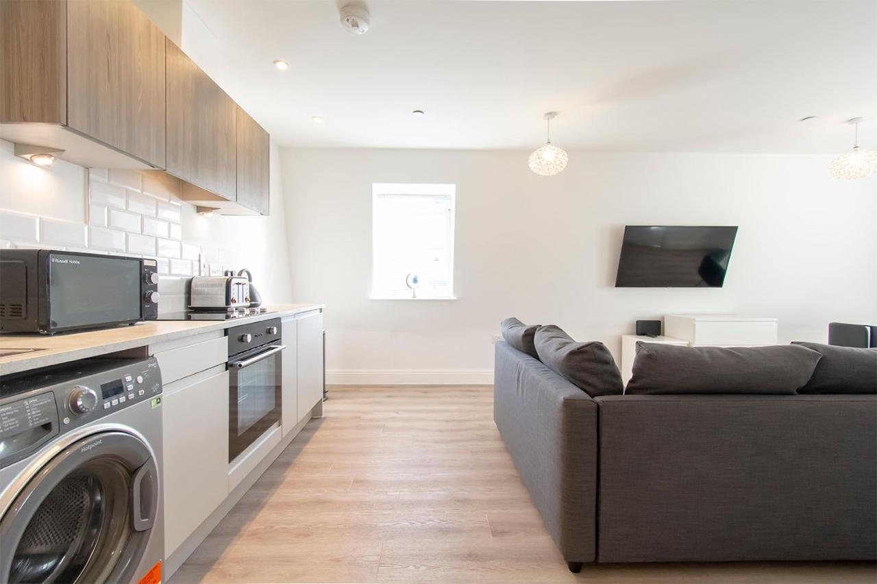 Modern 1 Bed Flat 2 Mins Walk From Restaurants Bars Clubs & Beach! Wow!