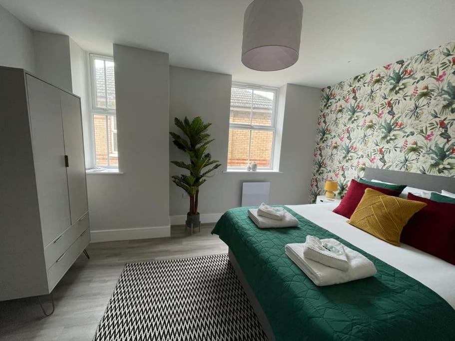 Bright, Vibrant New 1 Bedroom Town Centre Parking Apartment *