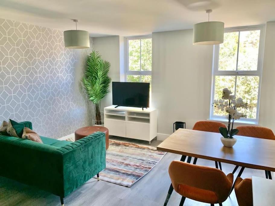 Bright, Vibrant New 1 Bedroom Town Centre Parking Apartment Bournemouth