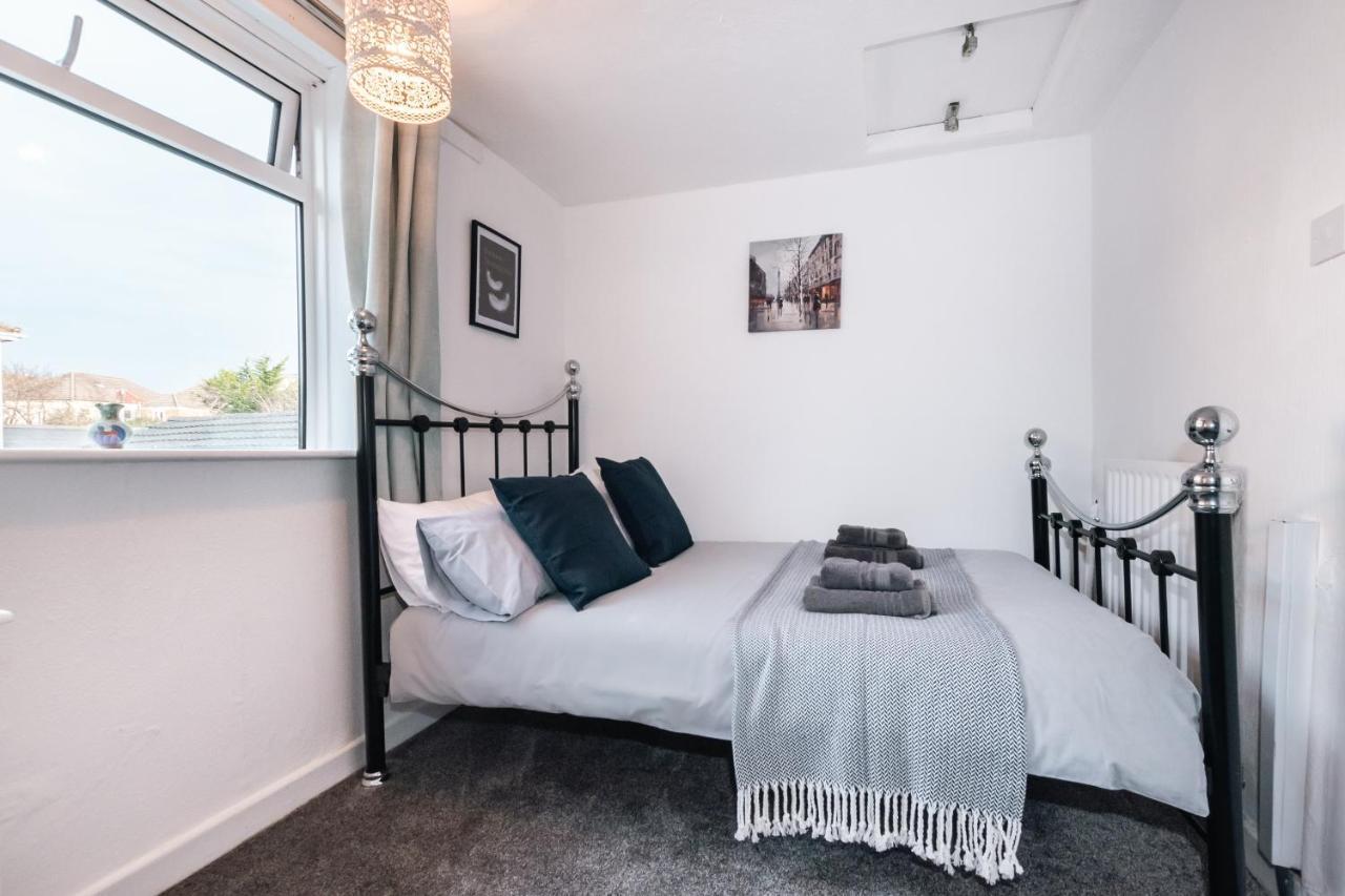 5-bedroom Kings House With Garden L Spacious L Close To The Centre L Shops L Restaurants Holiday home Bournemouth