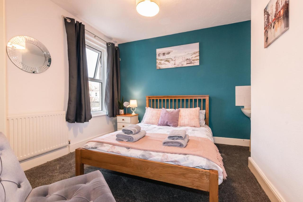 5-bedroom Kings House With Garden L Spacious L Close To The Centre L Shops L Restaurants Holiday home *