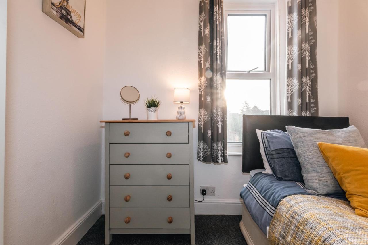5-bedroom Kings House With Garden L Spacious L Close To The Centre L Shops L Restaurants Holiday home *
