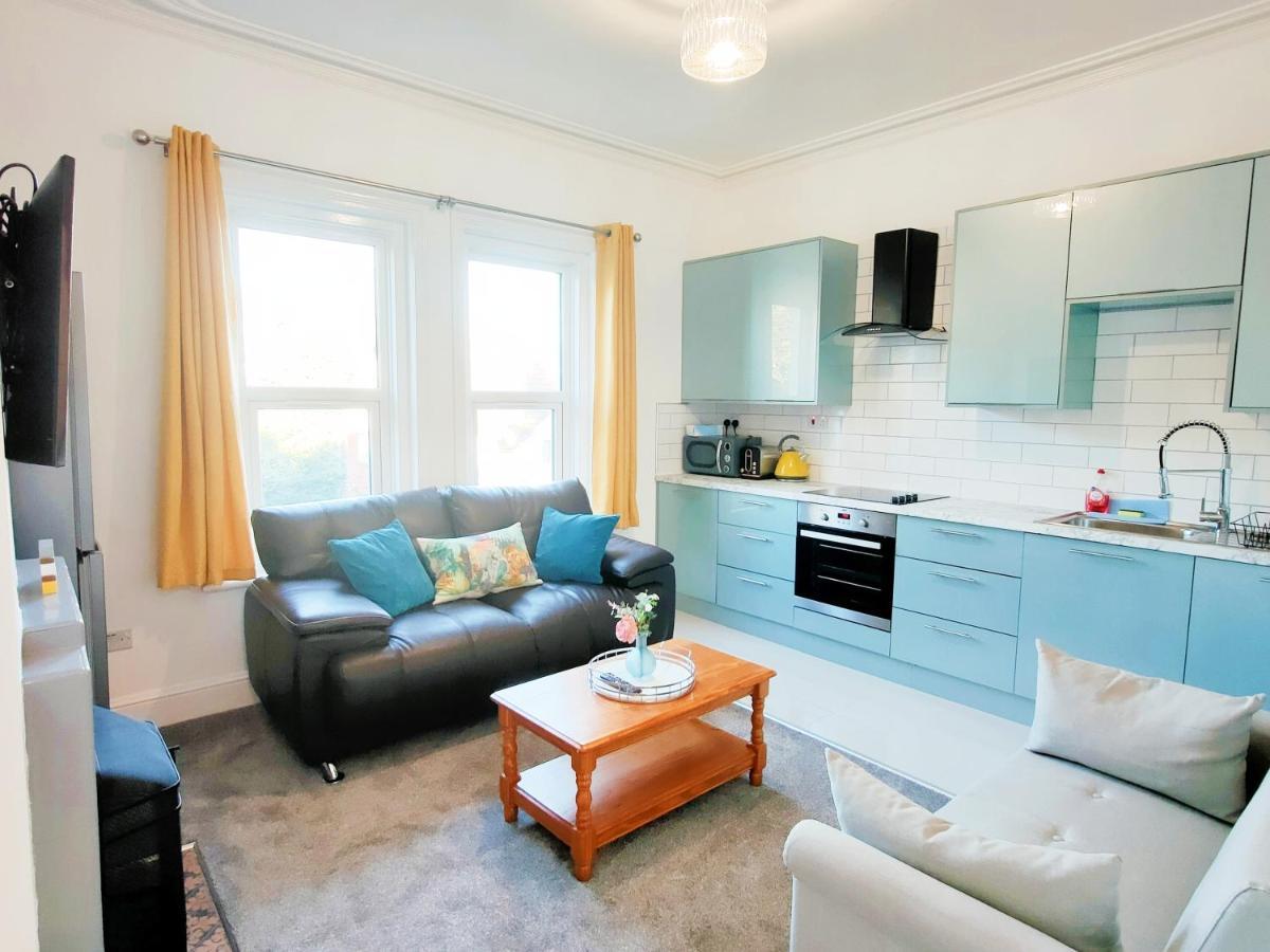 Flat-c, 4 Adults, 20 Mins To Beach, Netflix, Wifi, Sleeps 4 Adults *
