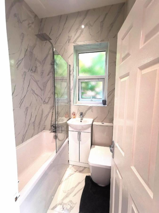 Flat-b, 4 Adults, 20 Mins To Beach, Netflix, Wifi, Sleeps 4 Adults