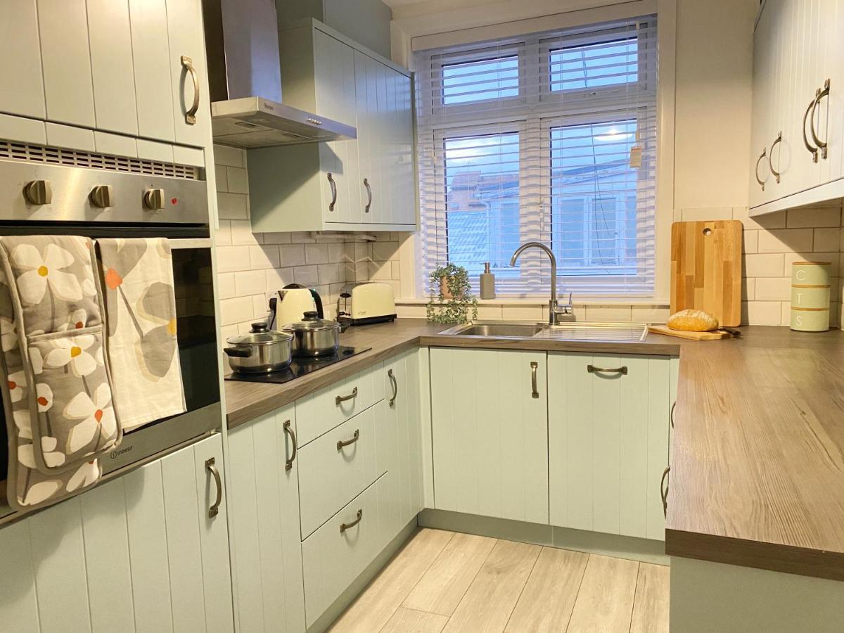 Coastal Breeze - Beautiful Two Bedroom With Free Parking Near Local Beaches Apartment