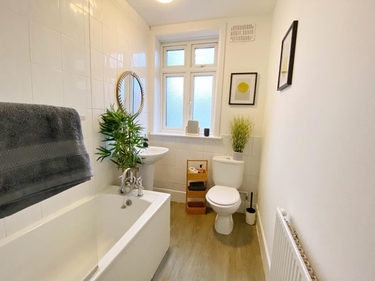 Coastal Breeze - Beautiful Two Bedroom With Free Parking Near Local Beaches
