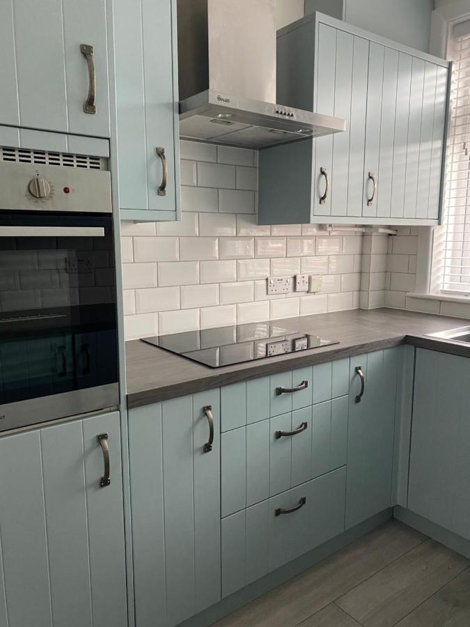 Coastal Breeze - Beautiful Two Bedroom With Free Parking Near Local Beaches Bournemouth