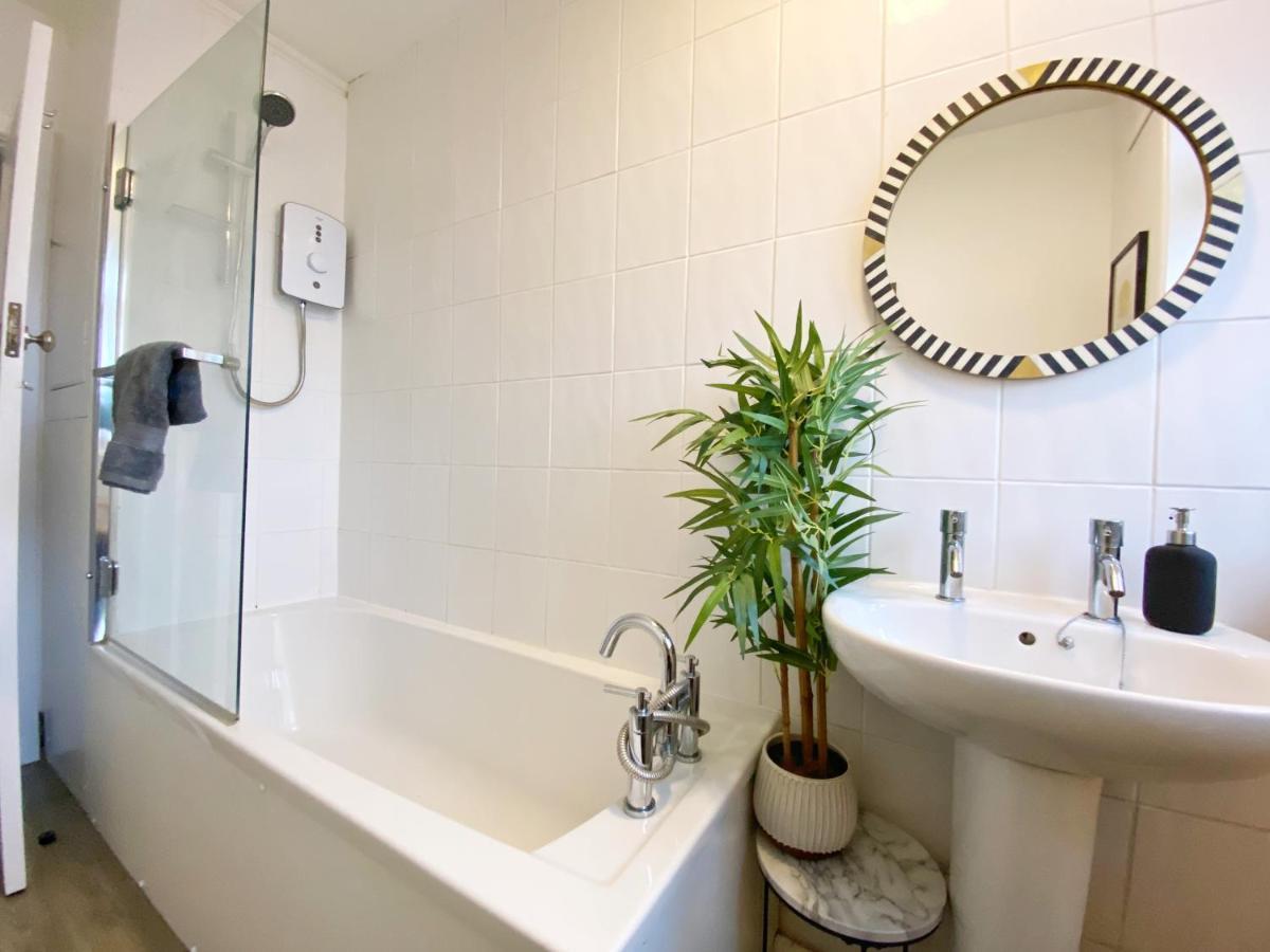 Apartment Coastal Breeze - Beautiful Two Bedroom With Free Parking Near Local Beaches *