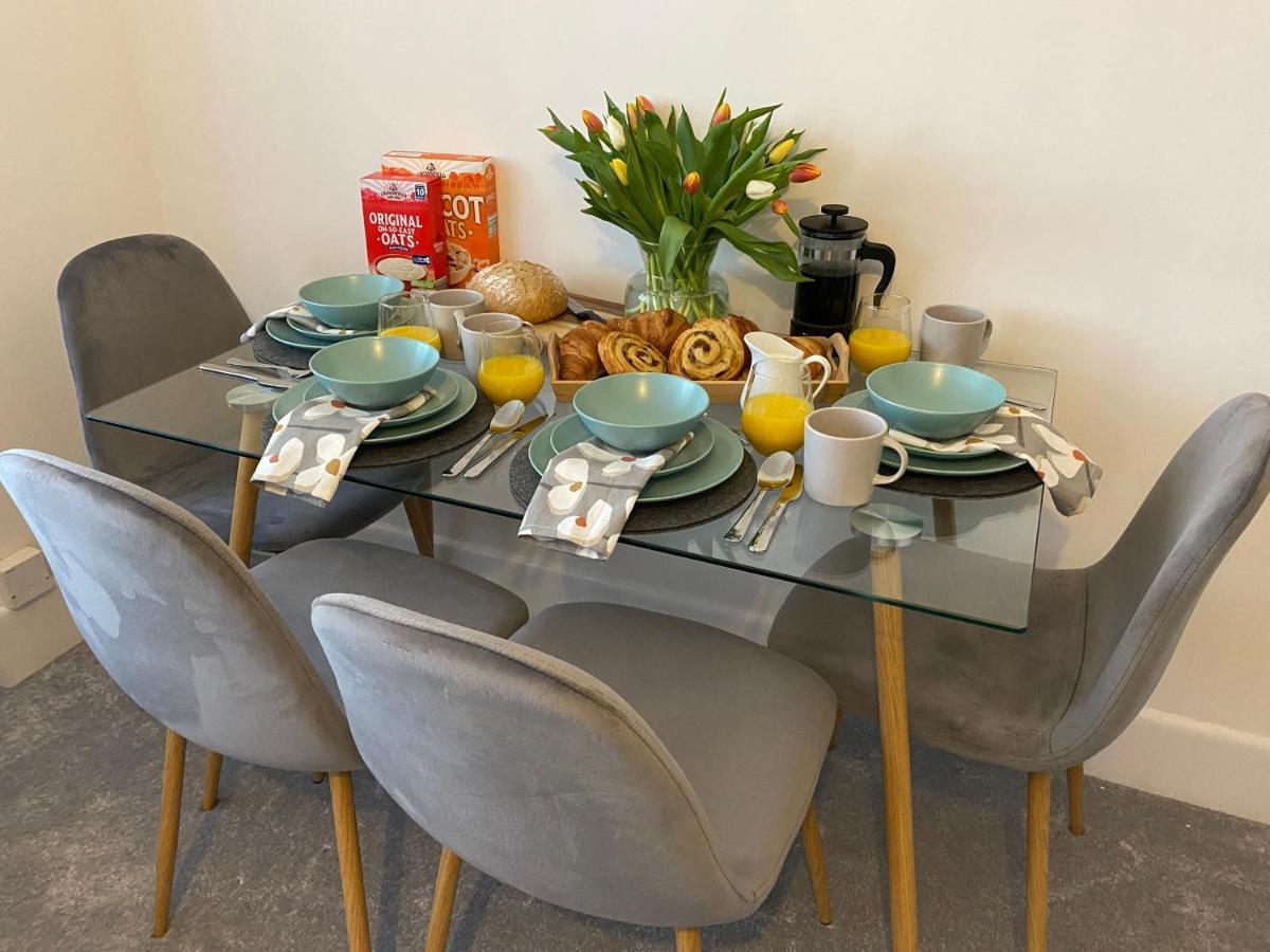 Coastal Breeze - Beautiful Two Bedroom With Free Parking Near Local Beaches Apartment Bournemouth
