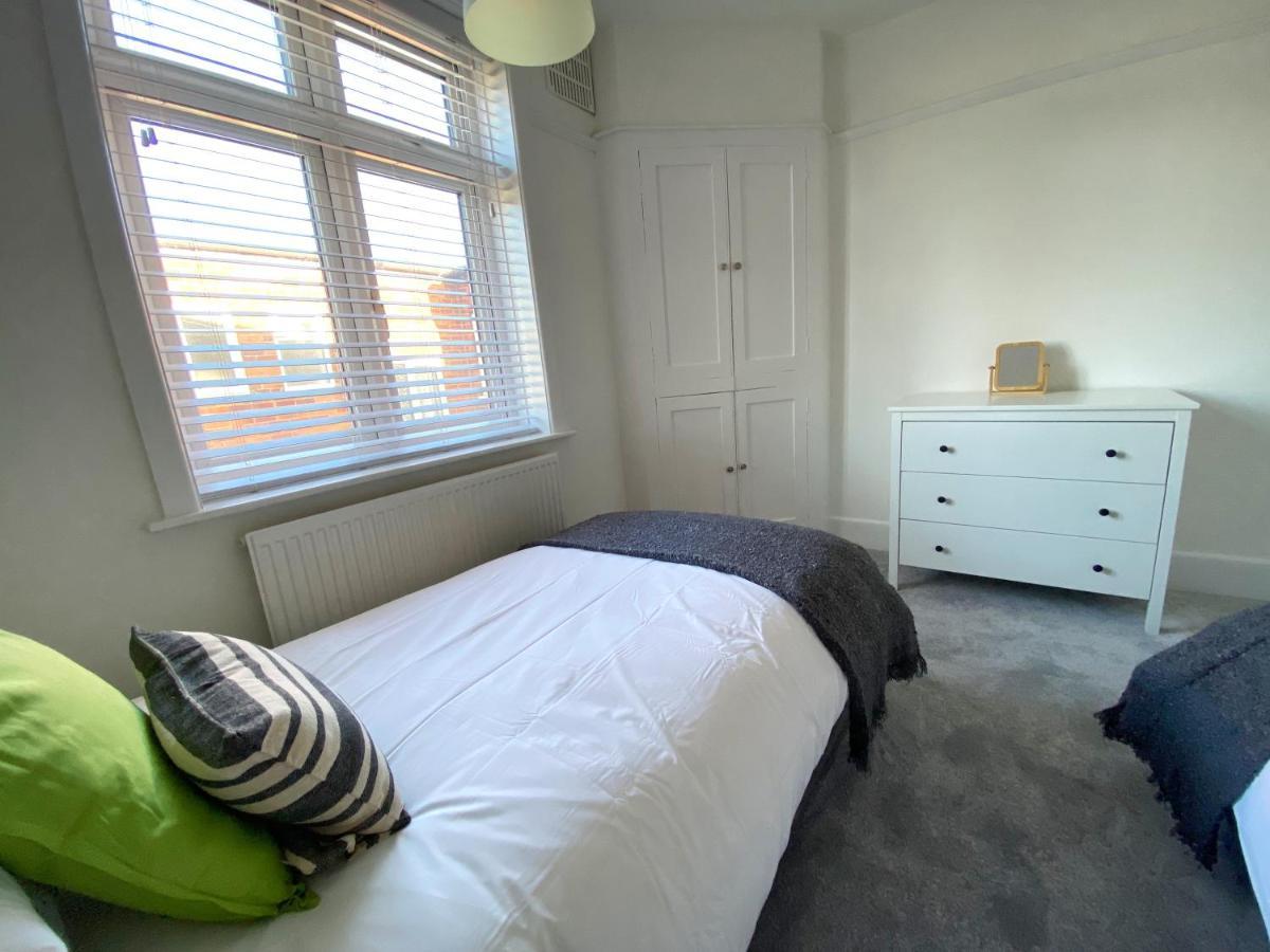 Coastal Breeze - Beautiful Two Bedroom With Free Parking Near Local Beaches Apartment *