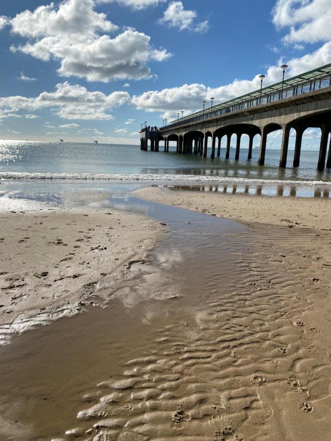 Coastal Breeze - Beautiful Two Bedroom With Free Parking Near Local Beaches *
