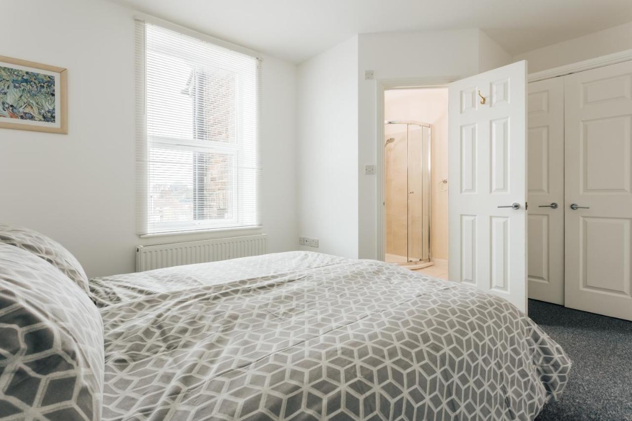 Modern Two Bedroom Apartment - Prime Location - Family - Business - Short Breaks Getaway