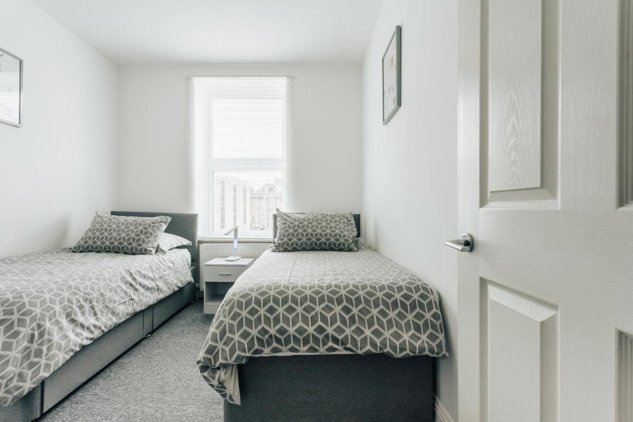 Modern Two Bedroom Apartment - Prime Location - Family - Business - Short Breaks Getaway Apartment Bournemouth