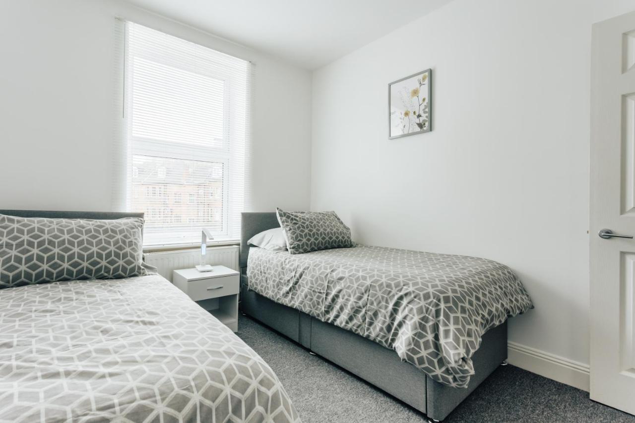 Modern Two Bedroom Apartment - Prime Location - Family - Business - Short Breaks Getaway *