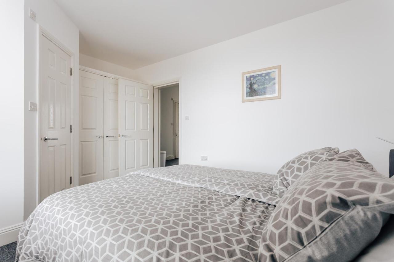 Modern Two Bedroom Apartment - Prime Location - Family - Business - Short Breaks Getaway * Bournemouth