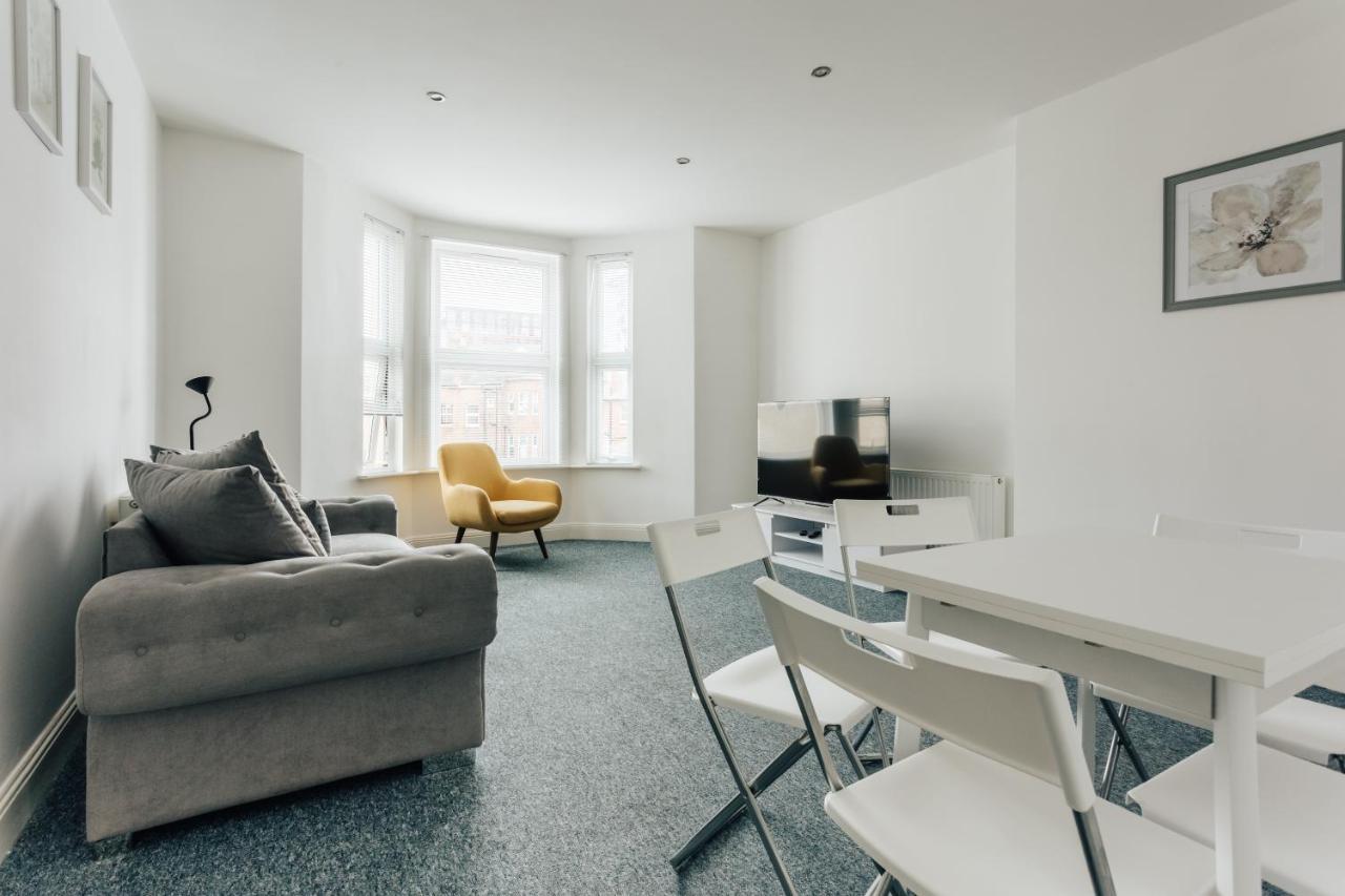 Modern Two Bedroom Apartment - Prime Location - Family - Business - Short Breaks Getaway Apartment *