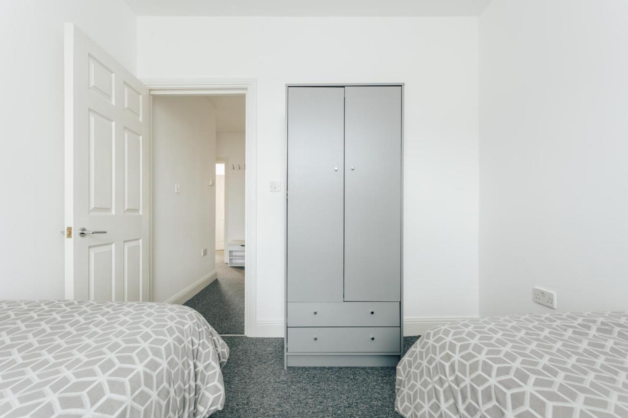 Modern Two Bedroom Apartment - Prime Location - Family - Business - Short Breaks Getaway * Bournemouth