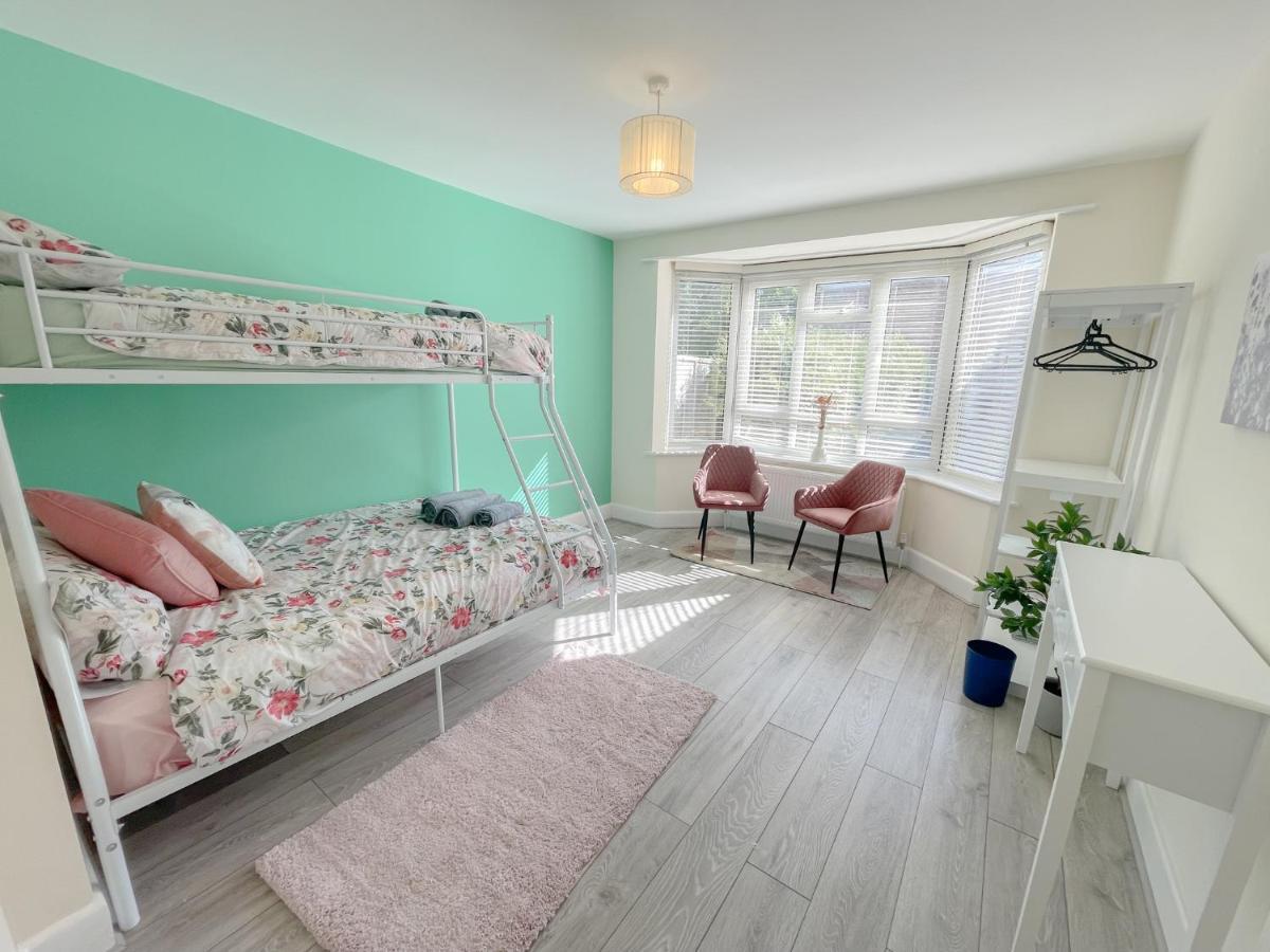 Large 3 Bedroom & 2 Bath - Ground Floor With Parking Apartment