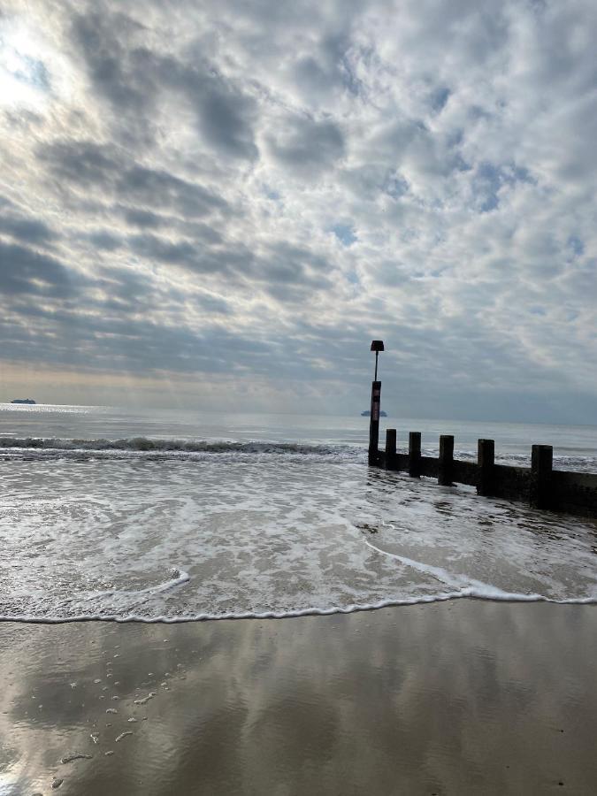Coastal Breeze - Beautiful Two Bedroom With Free Parking Near Local Beaches *