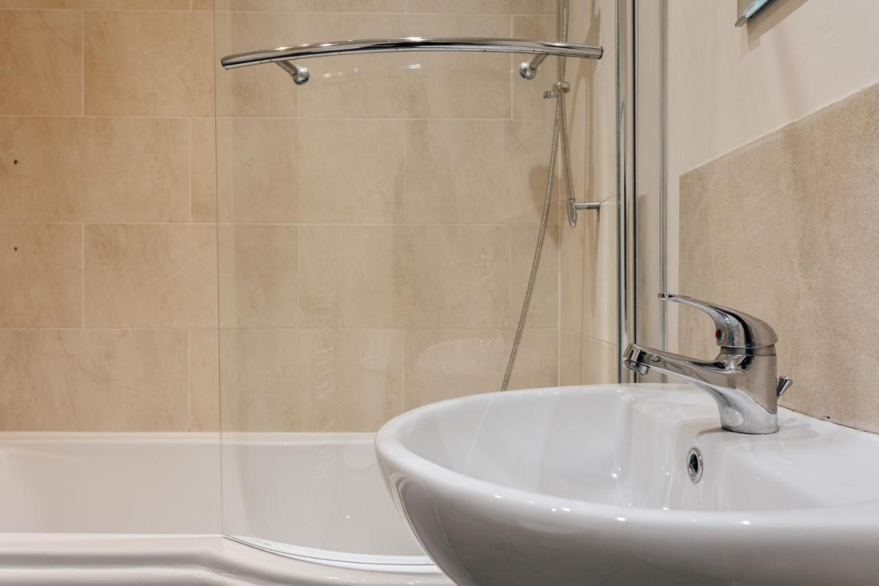 Modern Two Bedroom Apartment - Prime Location - Family - Business - Short Breaks Getaway Apartment