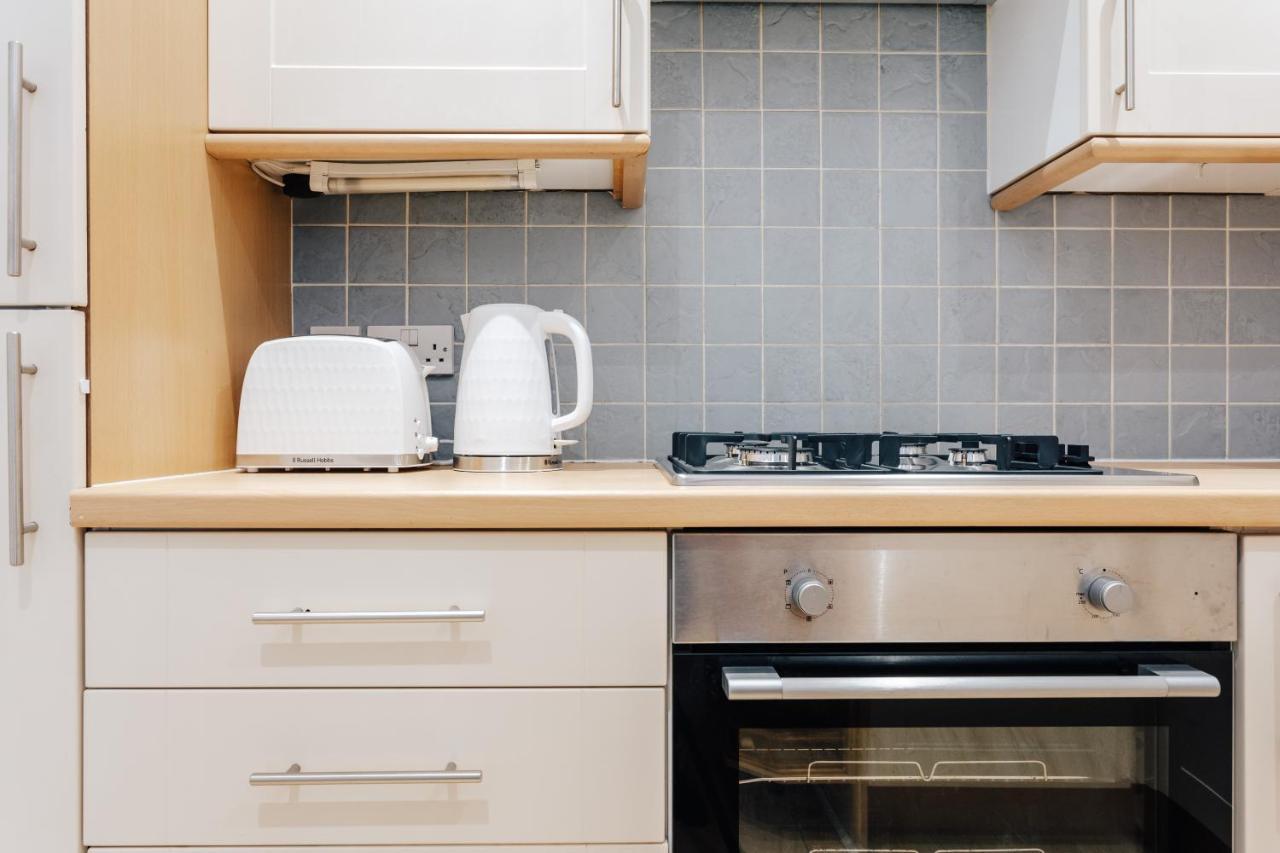 Modern Two Bedroom Apartment - Prime Location - Family - Business - Short Breaks Getaway Bournemouth