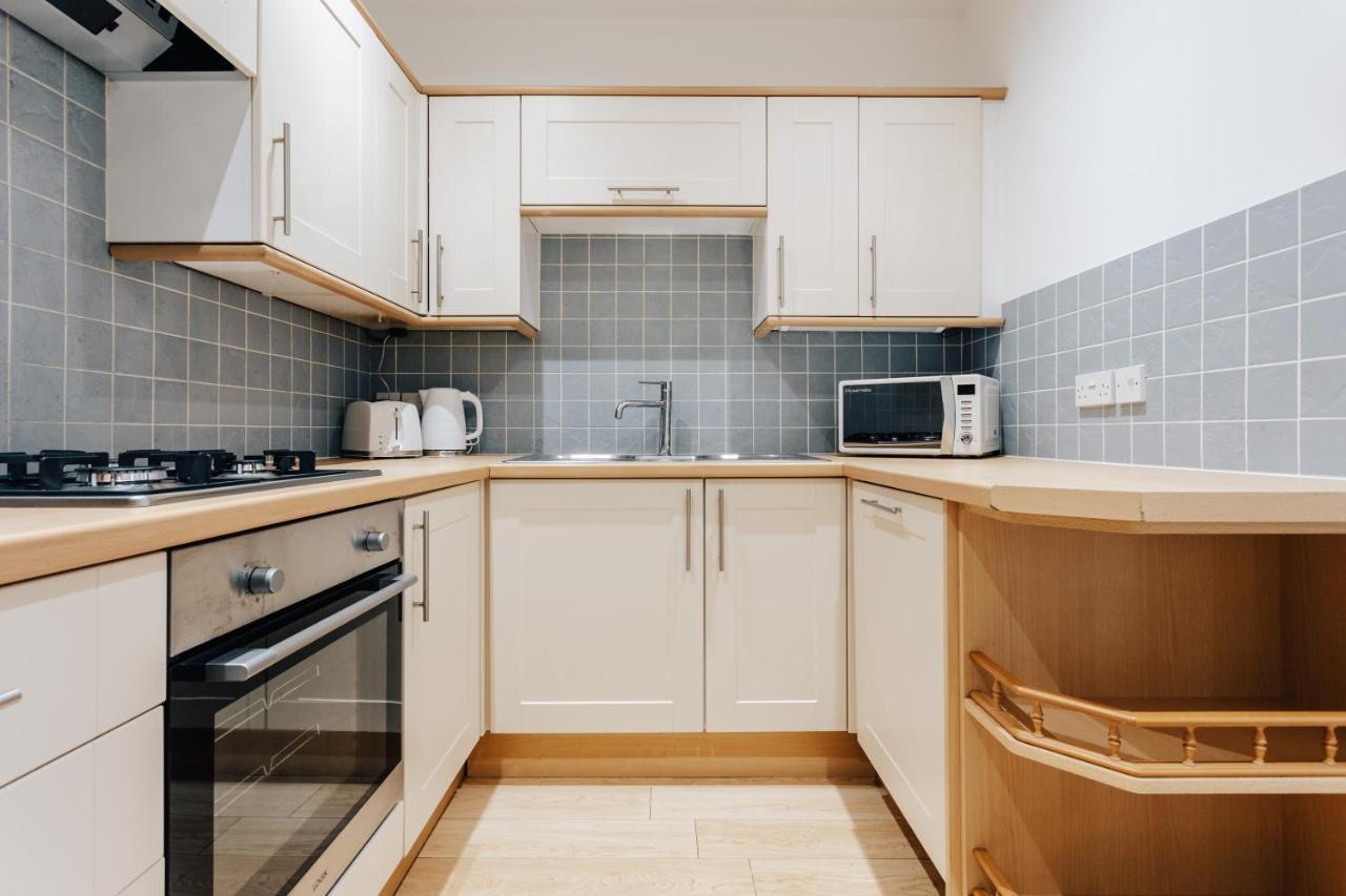 Modern Two Bedroom Apartment - Prime Location - Family - Business - Short Breaks Getaway Apartment Bournemouth