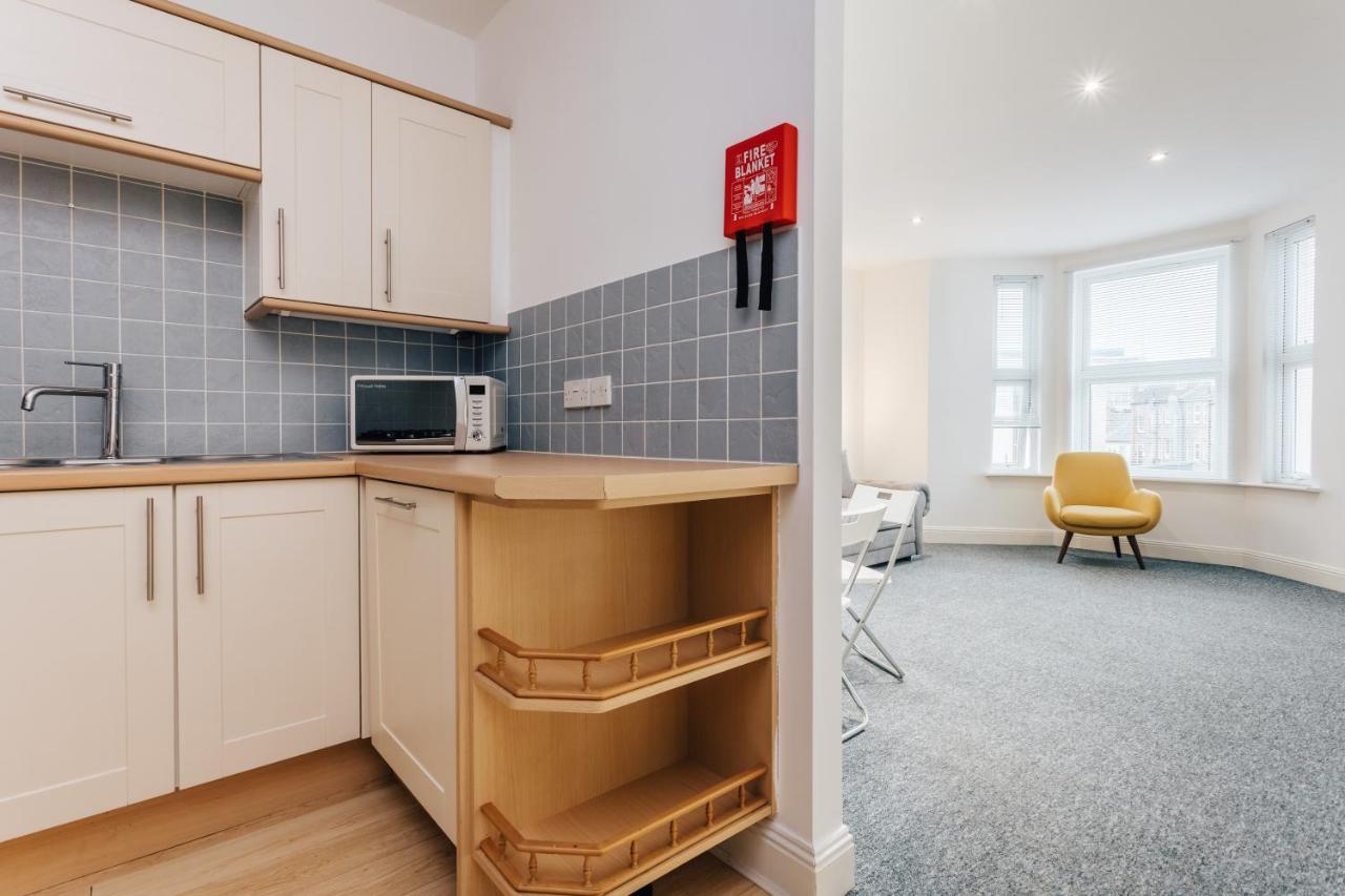 Modern Two Bedroom Apartment - Prime Location - Family - Business - Short Breaks Getaway Apartment *