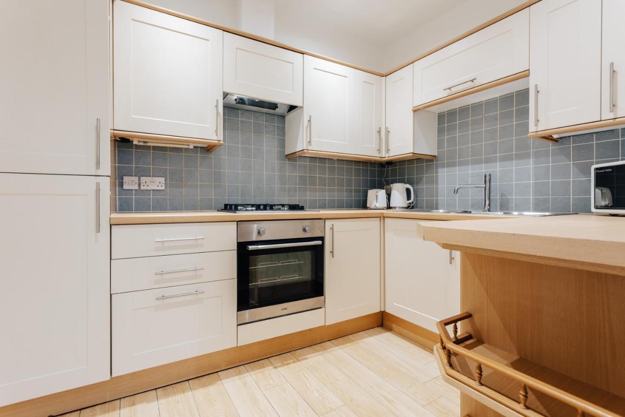 Modern Two Bedroom Apartment - Prime Location - Family - Business - Short Breaks Getaway Apartment