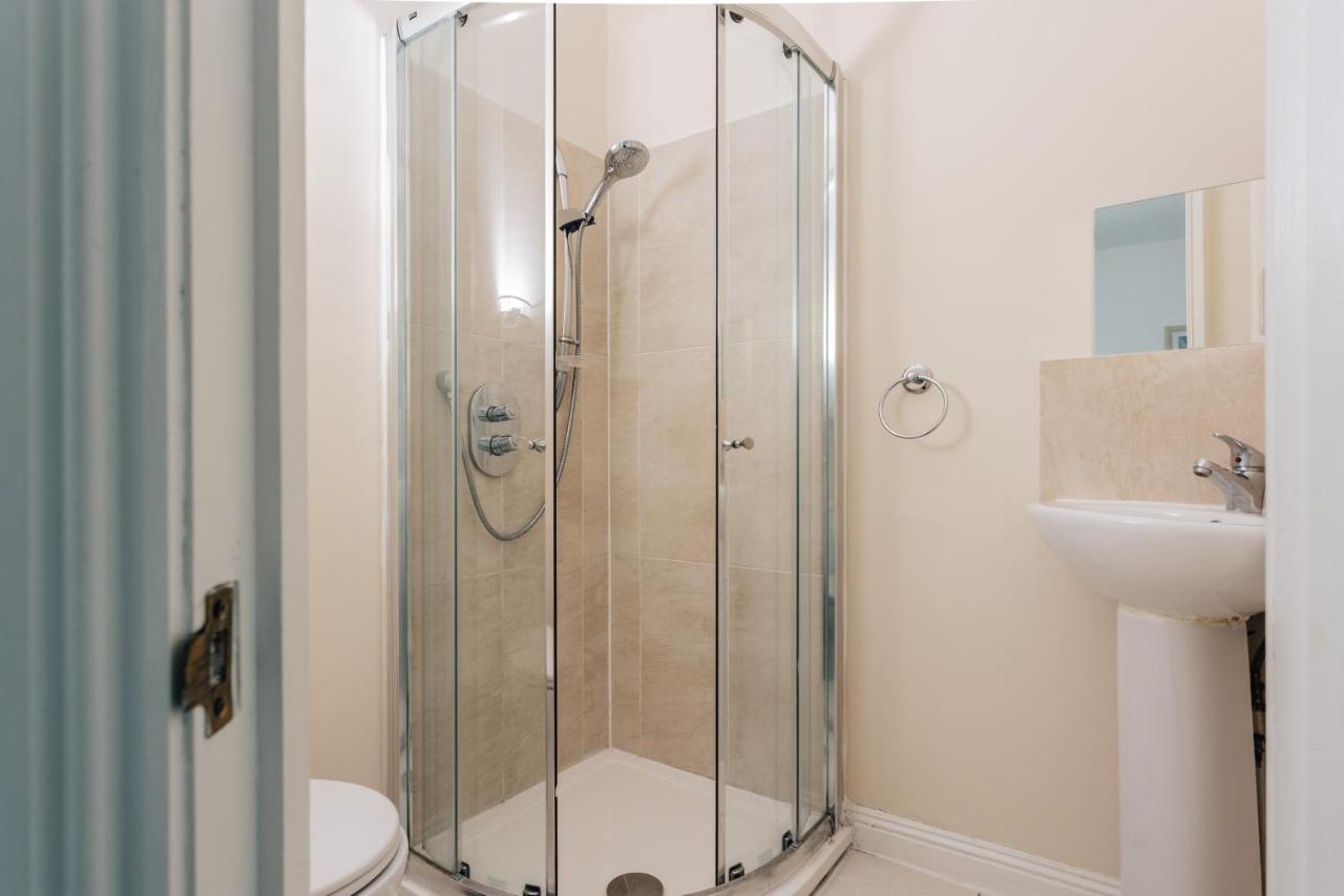 Modern Two Bedroom Apartment - Prime Location - Family - Business - Short Breaks Getaway Apartment *