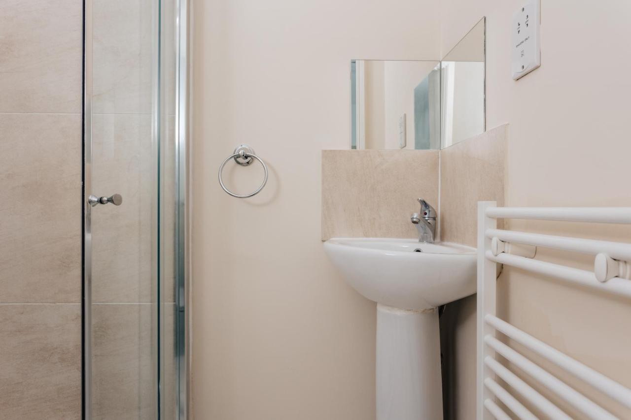 Modern Two Bedroom Apartment - Prime Location - Family - Business - Short Breaks Getaway Apartment Bournemouth